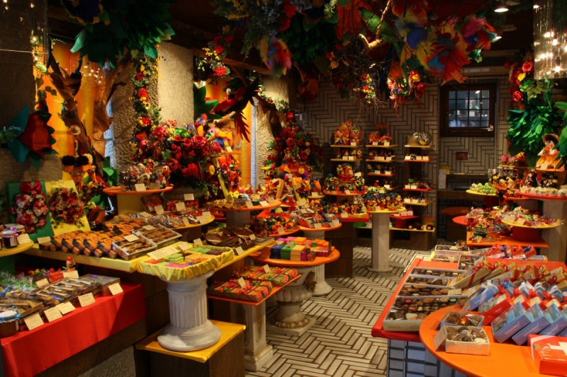 vitrine-CHATEAUVERT-min_candy_store_chocolate_shop_chocolate_switzerland-393515