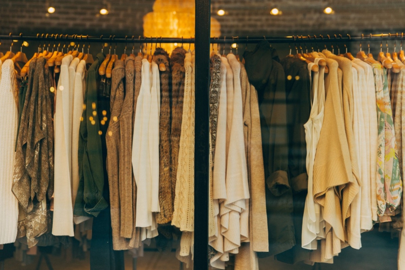 vitrine-CHATEAUVERT-min_clothe_fashion_store_shop_window_store_front-21277