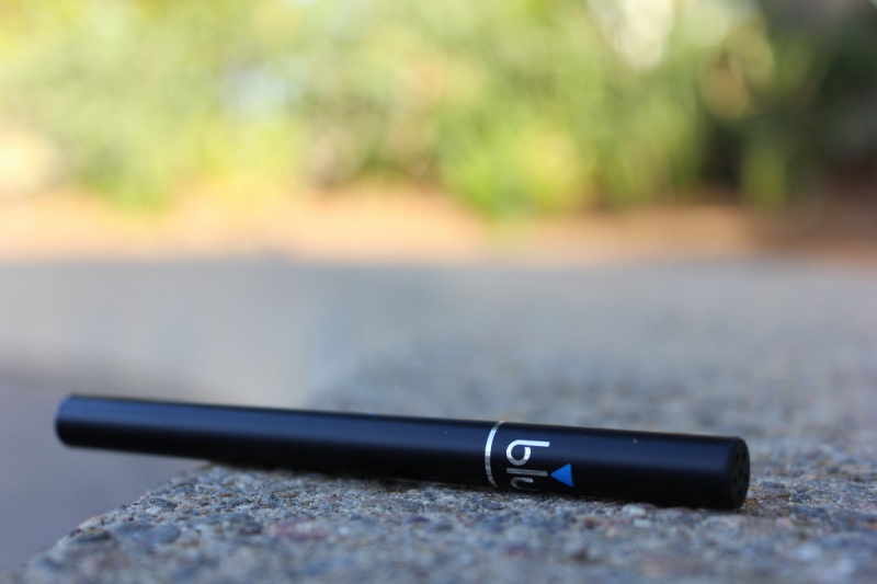 vitrine-CHATEAUVERT-min_e_cigarette_vaping_blu_cigs_blu_electronic_cigarette_tobacco_cigarette_smoke-637061