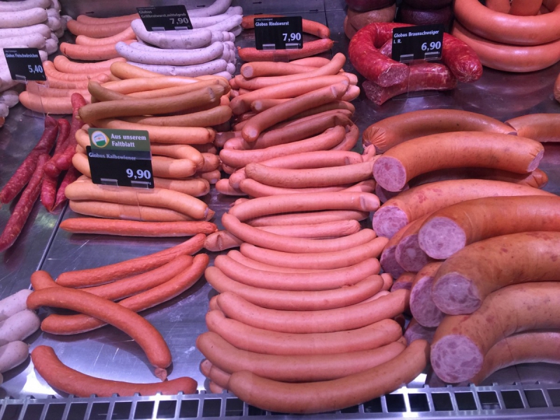 vitrine-CHATEAUVERT-min_sausages_meat_butchery-1069321