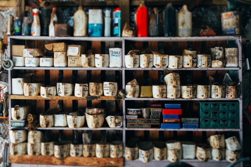 vitrine-CHATEAUVERT-min_shelf_garage_dirty_collection_grunge-1178